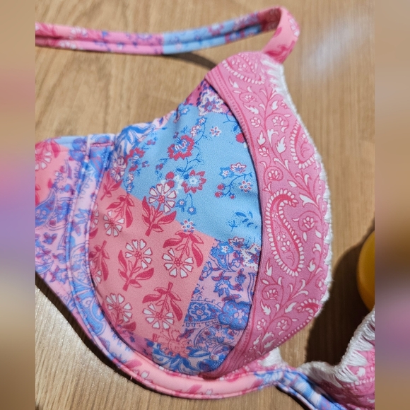 Hollister Embroidered Stitch Plunge Underwire bikini Top PINK FLORAL XXS - Picture 6 of 9